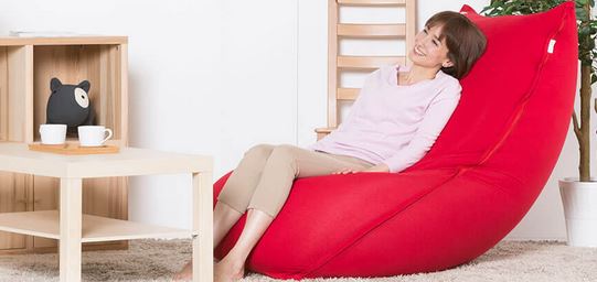 ヨギボーリクライナーでくつろぐ女性