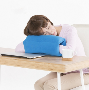 ジッパーロールと女性